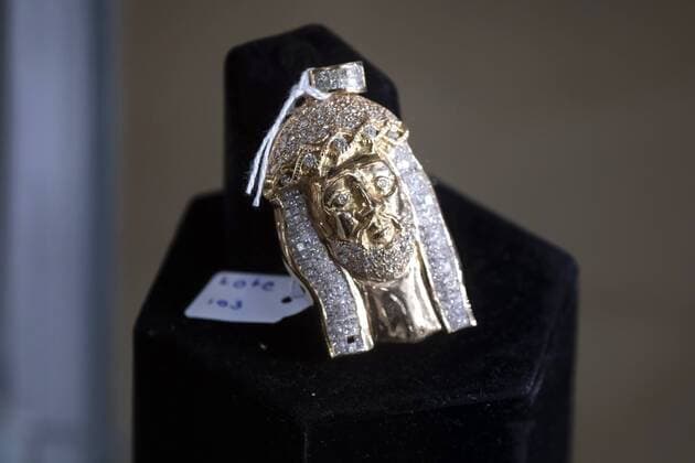 Mexico City, Mexico July 23, 2019 - Jewels seized by Mexican authorities from drug dealers are displayed before these are auctioned at the Los Pinos Cultural Center and former residence of the president - A pendant depicting the face of Jesus Christ encrusted with diamonds MEXIQUE, NARCOS MEXICAINS, CARTEL DE LA DROGUE, CARTELS, BIJOUX, VENTE AUX ENCHERES, ARGENT, RICHESSE, ORGANISATION CRIMINELLE, CRIME ORGANISE, AMERIQUE LATINE, SAISIS, OPULENCE, DIAMANTS, OR, ARGENT, SOCIETE, LUXE, EXUBERANCE, FORTUNE, BARON DE LA DROGUE, TRAFIQUANTS DE DROGUE, RESEAU CRIMINEL, RELIGION, JESUS, CHRISTIANISME Copyright: xVincentxIsorex