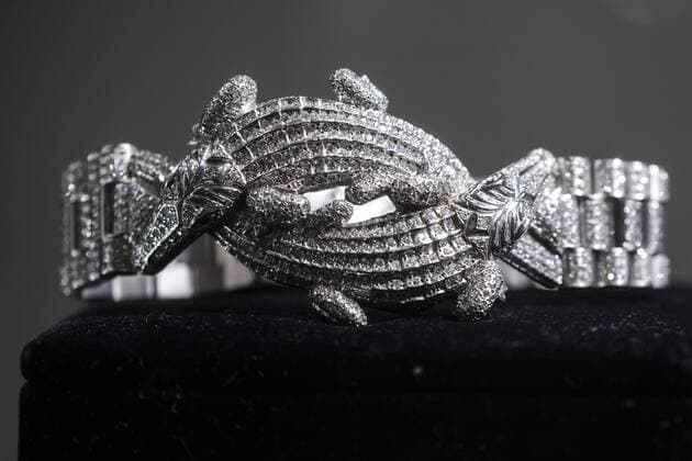 Mexico City, Mexico July 23, 2019 - Jewels seized by Mexican authorities from drug dealers are displayed before these are auctioned at the Los Pinos Cultural Center and former residence of the president - A crocodile-shaped bracelet inlaid with diamonds MEXIQUE, NARCOS MEXICAINS, CARTEL DE LA DROGUE, CARTELS, BIJOUX, VENTE AUX ENCHERES, ARGENT, RICHESSE, ORGANISATION CRIMINELLE, CRIME ORGANISE, AMERIQUE LATINE, SAISIS, OPULENCE, DIAMANTS, OR, ARGENT, SOCIETE, LUXE, EXUBERANCE, FORTUNE, BARON DE LA DROGUE, TRAFIQUANTS DE DROGUE, RESEAU CRIMINEL, Copyright: xVincentxIsorex