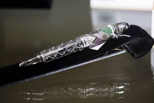 Mexico City, Mexico July 23, 2019 - Jewels seized by Mexican authorities from drug dealers are displayed before these are auctioned at the Los Pinos Cultural Center and former residence of the president - A Montblanc brand fountain pen made of 18 karat white gold and adorned by a Mexican flag made with 104 emeralds, 104 rubies and 80 diamonds, with a starting price of 374 thousand 400 pesos MEXIQUE, NARCOS MEXICAINS, CARTEL DE LA DROGUE, CARTELS, BIJOUX, VENTE AUX ENCHERES, ARGENT, RICHESSE, ORGANISATION CRIMINELLE, CRIME ORGANISE, AMERIQUE LATINE, SAISIS, OPULENCE, DIAMANTS, OR, ARGENT, SOCIETE, LUXE, EXUBERANCE, FORTUNE, BARON DE LA DROGUE, TRAFIQUANTS DE DROGUE, RESEAU CRIMINEL, STYLO MONT BLANC, INSOLITE Copyright: xVincentxIsorex