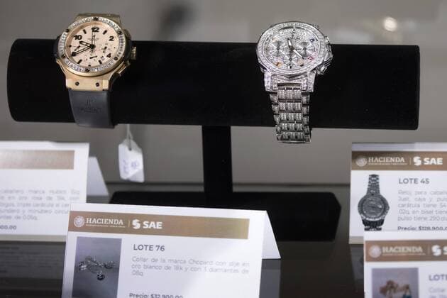 Mexico City, Mexico July 23, 2019 - Jewels seized by Mexican authorities from drug dealers are displayed before these are auctioned at the Los Pinos Cultural Center and former residence of the president MEXIQUE, NARCOS MEXICAINS, CARTEL DE LA DROGUE, CARTELS, BIJOUX, VENTE AUX ENCHERES, ARGENT, RICHESSE, ORGANISATION CRIMINELLE, CRIME ORGANISE, AMERIQUE LATINE, SAISIS, OPULENCE, DIAMANTS, OR, ARGENT, SOCIETE, LUXE, EXUBERANCE, FORTUNE, BARON DE LA DROGUE, TRAFIQUANTS DE DROGUE, RESEAU CRIMINEL, MONTRES Copyright: xVincentxIsorex