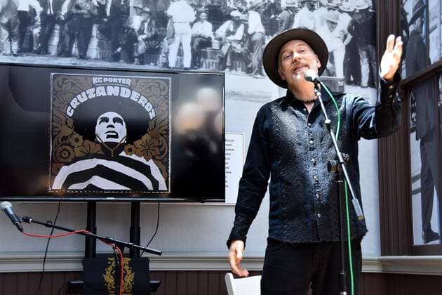 KC Porter Pressetermin in Los Angeles The music producer Karl Cameron Porter, known as KC Porter, performs at The Plaza de la Cultura y Las Artes, of Los Angeles, California, USA, 24 July 2019. KC Porter, music producer of Carlos Santana, Ricky Martin and Selena Quintanilla, is considered a Central American more and therefore prepares a kind of musical defense of Latino immigrants in his first album, Cruzanderos , which will be available this summer. Cruzanderos , the musical defense of a North American to Latino immigrants !ACHTUNG: NUR REDAKTIONELLE NUTZUNG! Copyright: xIvánxMejíax(es-ES)x AME272 20190725-636996229437503169
