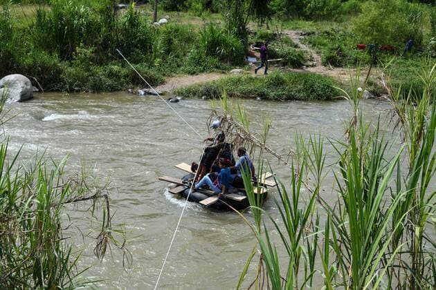 Mexiko, Kontrollen an der Grenze zu Guatemala July 24, 2019, Talisman, Chiapas, Mexico: Central American cross illegally into Mexico from El Carmen town into Talisman Wednesday. The migrants pay 50 cents per person, and dozen cross illegally on a tube boat every day, even as the administration of Mexican President Lopez Obrador claims to have reduced the flow of migrants heading to the US by more than 36% last month. Frustrated Mexican marines and immigration officers say that they have been reduced to observers, since they lack the judiciary tools to address the issue and even weapons to defend themselves against smugglers and traffickers. Talisman Mexico - ZUMAl113 20190724_zap_l113_002 Copyright: xMiguelxJuarezxLugox