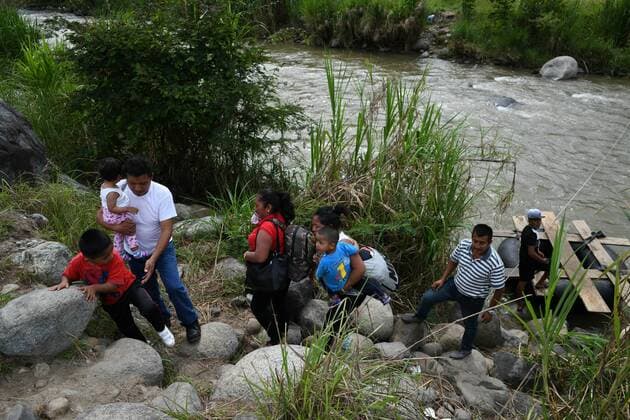 Mexiko, Kontrollen an der Grenze zu Guatemala July 24, 2019, Talisman, Chiapas, Mexico: Central American families cross illegally into Mexico on a tube boat from El Carmen town into Talisman Wednesday. The migrants pay 50 cents per person, and dozen cross illegally every day, even as the administration of Mexican President Lopez Obrador claims to have reduced the flow of migrants heading to the US by more than 36% last month. Frustrated Mexican marines and immigration officers say that they have been reduced to observers, since they lack the judiciary tools to address the issue and even weapons to defend themselves against smugglers and traffickers. Talisman Mexico - ZUMAl113 20190724_zap_l113_006 Copyright: xMiguelxJuarezxLugox
