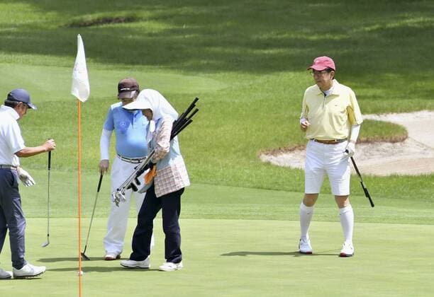Shinzo Abe spielt Golf in Fujikawaguchiko Japan PM Abe out to golf course Japanese Prime Minister Shinzo Abe (R) plays golf in the Yamanashi Prefecture town of Fujikawaguchiko on July 25, 2019. 
