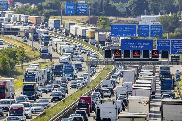 News Themen der Woche KW30 News Bilder des Tages DEU, Deutschland, Baden-Württemberg, Stuttgart, 25.07.2019: Am Wochenende startet auch Baden-Württemberg und Bayern in die Schulferien. Der Reiseverkehr dürfte - wie hier auf der Autobahn A8 am Stuttgarter Kreuz - zu zahlreichen Verkehrsbehinderungen und Staus führen. *** DEU, Germany, Baden Württemberg, Stuttgart, 25 07 2019 At the weekend, Baden Württemberg and Bavaria will also start school holidays Travel traffic, as here on the A8 motorway at the Stuttgart junction, is likely to lead to numerous traffic obstructions and traffic jams