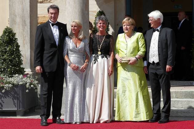 Entertainment Themen der Woche KW30 Entertainment Bilder des Tages Eröffnung der 108. Richard-Wagner-Festspiele in Bayreuth mit der Inszenierung von Richard Wagners Oper Tannhäuser Promis geht über den roten Teppich zum Königsportal des Festspielhauses in Bayreuth Dr. Markus Söder Ministerpräsident des Freistaates Bayern mit Ehefrau Karin Baumüller-Söder , Dr. Angela Merkel Bundeskanzlerin der Bundesrepublik Deutschland , Brigitte Merk-Erbe Oberbürgermeisterin der Stadt Bayreuth mit Ehemann Thomas Erbe *** Opening of the 108 Richard Wagner Festspiele in Bayreuth with the production of Richard Wagners opera Tannhäuser Promis goes over the red carpet to the Königsportal of the Festspielhaus in Bayreuth Dr Markus Söder Prime Minister of Bavaria with wife Karin Baumüller Söder , Dr Angela Merkel Chancellor of the Federal Republic of Germany , Brigitte Merk Erbe Lord Mayor of Bayreuth with husban