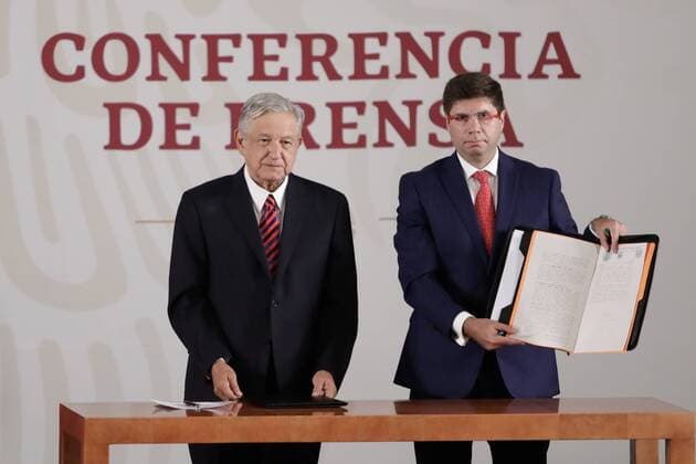 July 25, 2019 EUM20190725NAC03 JPG MEXICO CITY PresidencyPresidency AMLO During his press conference on July 25, 2019 at the National Palace, the President signed before the notary Rafael Arturo Coello Santos, his commitment not to be re-elected in 2024 Photo Agency EL UNIVERSALIvan StephensAFBV  - ZUMAu78_ 20190725_zaf_u78_007 Copyright: xElxUniversalx