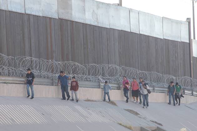 July 25, 2019, Juarez-El Paso, Mexico: Family manages to dodge the national guard and pass the Rio Grande that divides Ciudad Juarez from El Paso issues under the Santa Fe Bridge on 25 July 2019. Juarez-El Paso Mexico  - ZUMAn230 20190725_zaa_n230_312 Copyright: xDavidxPeinadox