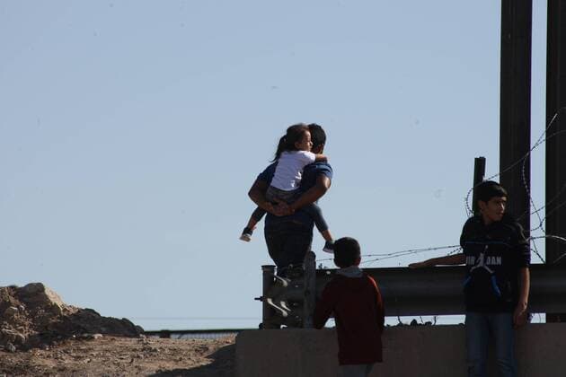 July 25, 2019, Juarez-El Paso, Mexico: Family manages to dodge the national guard and pass the Rio Grande that divides Ciudad Juarez from El Paso issues under the Santa Fe Bridge on 25 July 2019. Juarez-El Paso Mexico  - ZUMAn230 20190725_zaa_n230_313 Copyright: xDavidxPeinadox