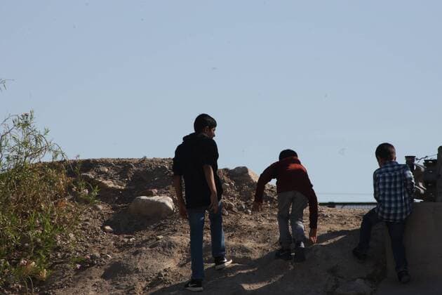 July 25, 2019, Juarez-El Paso, Mexico: Family manages to dodge the national guard and pass the Rio Grande that divides Ciudad Juarez from El Paso issues under the Santa Fe Bridge on 25 July 2019. Juarez-El Paso Mexico  - ZUMAn230 20190725_zaa_n230_314 Copyright: xDavidxPeinadox