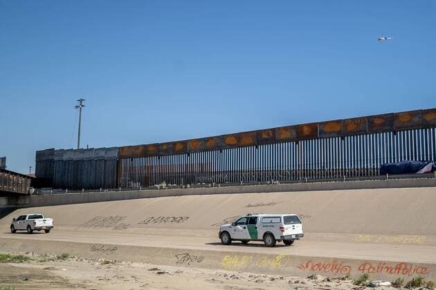 Border Patrol trucks travel across Mexico s border with the United States to stop migrants trying to cross. July 25, 2019.  JairxCabreraxTorresx xLexPictorium LePictorium_0212303