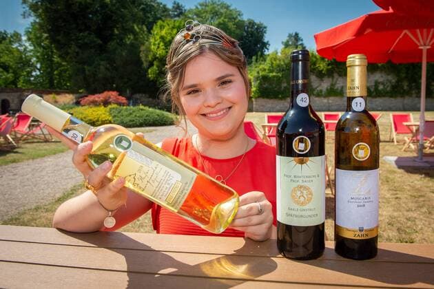 Regional wine award Saale Unstrut 2019 Rotkäppchen Sektkellerei in Freyburg Regional wine queen Gina Maria Gräfe 20 presents the three award-winning wines, Halle Saale Sachsen Anhalt Germany