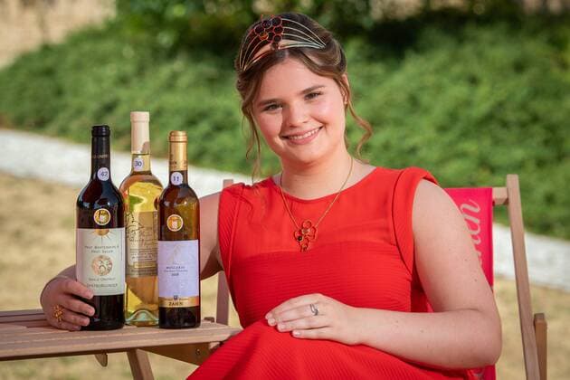Regional wine award Saale Unstrut 2019 Rotkäppchen Sektkellerei in Freyburg Regional wine queen Gina Maria Gräfe 20 presents the three award-winning wines, Halle Saale Sachsen Anhalt Germany