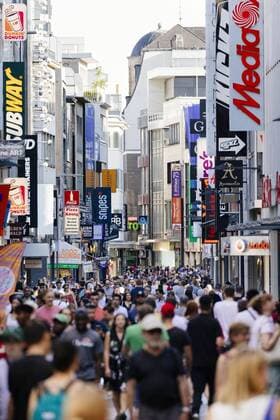 Passers-by on Hohe Straße Cologne, 25 07 2019 Foto:xC.xHardtx xFuturexImage