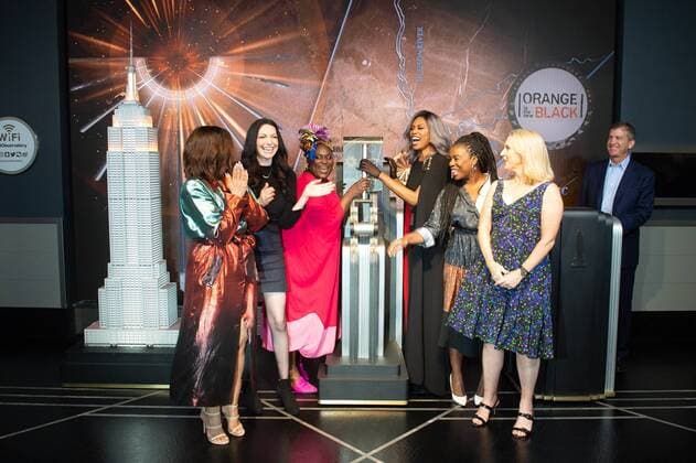 Entertainment Themen der Woche KW30 Entertainment Bilder des Tages New York, NY, USA: The cast of Netflix s Orange Is The New Black including LAURA PREPON, DASCHA POLANCO, DANIELLE BROOKS, writer PIPER KERMAN, LAVERNE COX and UZO ADUBA light the Empire State Building orange to commemorate the founding of the Poussey Washington Fund on July 26, 2019 in New York. New York USA - ZUMAb148 20140126_zap_b148_011 Copyright: xBryanxSmithx