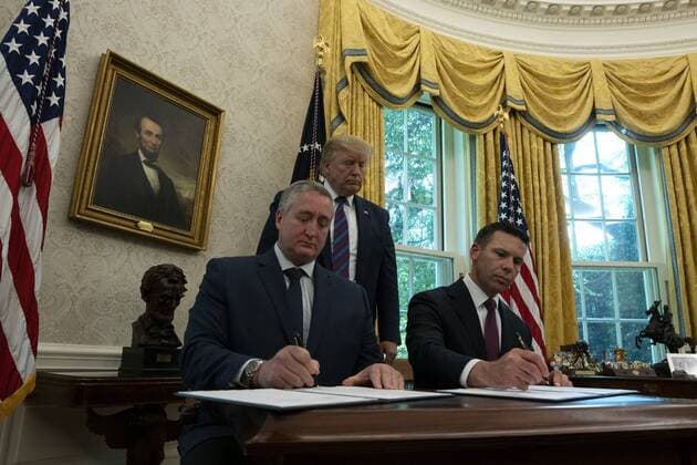 News Themen der Woche KW30 News Bilder des Tages United States President Donald J. Trump was joined by Acting United States Secretary of Homeland Security Kevin McAleenan and Guatemalan Minister Enrique Degenhart for the signing of the Safe-Third Agreement in the Oval Office of the White House in Washington D.C., U.S. on July 26, 2019. Photo Credit: Stefani Reynolds CNP AdMedia 243284 2019-07-26 District of Columbia Washington Etats-Unis  Copyright: xAdMediax STAR_243284_009