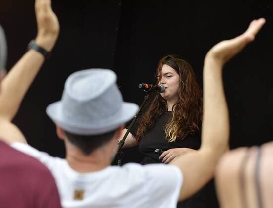 Musikfestival Heimspiel Knyphausen 26 28 July 2019 , Concert by Ilgen Only on 26 July 2019 Singer Ilgen Nur Borali at the Musikfestival Heimspiel Knyphausen 2019 , in the foreground applauds a fan Eltville on the Rhine Hesse Germany Draiser Hof