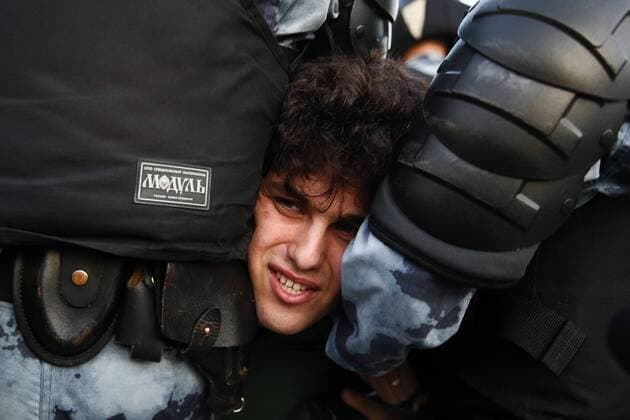 News Themen der Woche KW30 News Bilder des Tages MOSCOW, RUSSIA â€“ JULY 27, 2019: Police officers detain a man during an unauthorized rally in support of rejected independent candidates in the upcoming Moscow City Duma Moscow parliament election held by Russian opposition in Trubnaya Square. Sergei Bobylev TASS  TS0B4931