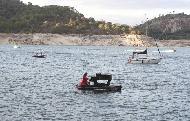 A pianist plays at the waters of the San Juan dam, in Madrid, Spain, 27 July 2019, during the first of the fourth concerts of The Lake s Piano . First concert of The Lake s Piano in Madrid !ACHTUNG: NUR REDAKTIONELLE NUTZUNG!  Copyright: xKikoxHuescax(es-ES)x GRAF9689 20190727-636998613822489136