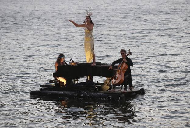 Musicians play at the waters of the San Juan dam, in Madrid, Spain, 27 July 2019, during the first of the fourth concerts of The Lake s Piano . First concert of The Lake s Piano in Madrid !ACHTUNG: NUR REDAKTIONELLE NUTZUNG!  Copyright: xKikoxHuescax(es-ES)x GRAF9715 20190727-636998614464060999