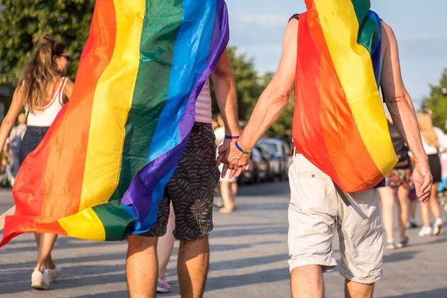 News Themen der Woche KW30 News Bilder des Tages Christopher Street Day in Berlin Deutschland, Berlin - 27 07 2019: Im Bild halten zwei Teilnehmer sich an der Hand nach dem CSD. Berlin Berlin Deutschland *** Christopher Street Day in Berlin Germany, Berlin 27 07 2019 In the picture two participants holding hands after the CSD Berlin Berlin Germany
