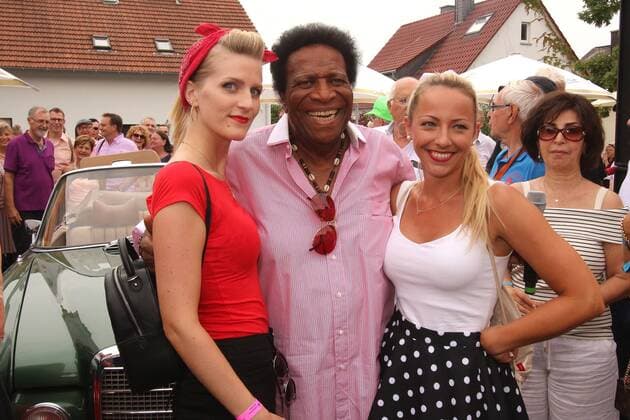 Entertainment Themen der Woche KW30 Entertainment Bilder des Tages tradtionelles Festival Golden Oldies in Wettenberg bei Giessen, Hessen, Deutschland: Sänger Roberto Blanco gut gelaunt mit zwei jungen Damen im Arm vor einem Mercedes Oldtimer. *** traditional festival Golden Oldies in Wettenberg near Giessen, Hesse, Germany singer Roberto Blanco in a good mood with two young ladies in arms in front of a Mercedes Oldtimer