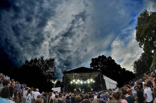 Music festival Heimspiel Knyphausen 26 28 July 2019 , concert on 27 July 2019 appearance of the band ClickClickDecker Click Decker in front of fans in fisheye optics at the music festival Heimspiel Knyphausen 2019 The sky is cloudy and dramatically coloured, a thunderstorm approaches Eltville am Rhein Hessen Germany Draiser Hof