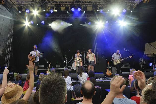 Musikfestival Heimspiel Knyphausen 26 28 July 2019 , concert on 27 July 2019 appearance of the band ClickClickDecker Click Decker at the Musikfestival Heimspiel Knyphausen 2019 In the picture two children of the band members Kevin Hamann li and of drummer Sebastian Cleemann in the back , who are on stage during a song The audience applauds Eltville am Rhein Hessen Germany Draiser Hof