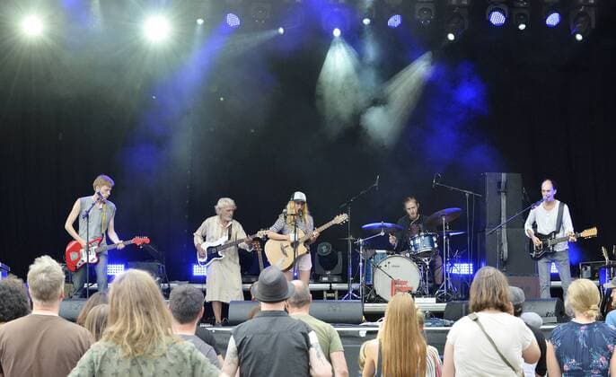Musikfestival Heimspiel Knyphausen 26 28 July 2019 , concert of the band Nullmillimeter on 27 July 2019 performance of the band Nullmillimeter Null Millimeter at the Musikfestival Heimspiel Knyphausen 2019 Im Bild Marcus Schneider Gitarre , Frenzy Suhr Bass , singer Naëma Faika at the microphone, Lennart Wohlt Schlagzeug , Gunnar Ennen Gitarre , v l n r Eltville am Rhein Hessen Germany Draiser Hof