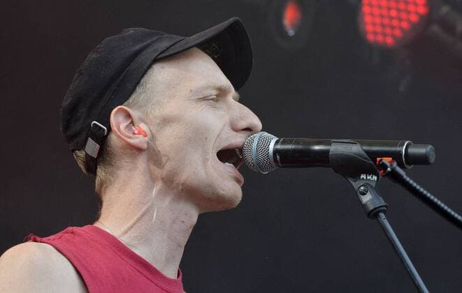 Musikfestival Heimspiel Knyphausen 26 28 July 2019 , concert of the band Theodor Storm on 27 July 2019 performance of the band Theodor Shitstorm at the Musikfestival Heimspiel Knyphausen 2019 Im Bild Dietrich Brüggemann Gesang Gitarre Eltville am Rhein Hessen Deutschland Draiser Hof