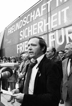 Besuch des sowjetischen Staats- und Parteichefs Leonid Breschnew 1973 DEU, Deutschland, Bonn: Der Besuch des sowjetischen Staats- und Parteichefs Leonid Breschnew in Bonn vom 18.-22.5.1973 war ein Schritt zur Entspannung des Ost-Westverhältnisses von Willy Brandt. Demo der Freunde und Gegner des Besuchs.DKP-Demo pro Breschnew. DEU, Germany, Bonn: The visit of the Soviet head of state and party Leonid Brezhnev to Bonn from 18 to 22 May 1973 was a step towards the easing of Willy Brandt s East-West relations. NRW
