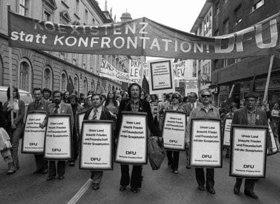 Besuch des sowjetischen Staats- und Parteichefs Leonid Breschnew 1973 DEU, Deutschland, Bonn: Der Besuch des sowjetischen Staats- und Parteichefs Leonid Breschnew in Bonn vom 18.-22.5.1973 war ein Schritt zur Entspannung des Ost-Westverhältnisses von Willy Brandt. Demo der Freunde und Gegner des BesuchsDFU-Demo pro Breschnew DEU, Germany, Bonn: The visit of the Soviet head of state and party Leonid Brezhnev to Bonn from 18 to 22 May 1973 was a step towards the easing of Willy Brandt s East-West relations. NRW