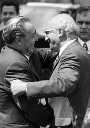 Besuch des sowjetischen Staats- und Parteichefs Leonid Breschnew 1973 DEU, Deutschland, Bonn: Der Besuch des sowjetischen Staats- und Parteichefs Leonid Breschnew in Bonn vom 18.-22.5.1973 war ein Schritt zur Entspannung des Ost-Westverhältnisses von Willy Brandt. Leonid Brreschnew am, Schloß Gymnich. mit Heinz Kuehn. DEU, Germany, Bonn: The visit of the Soviet head of state and party Leonid Brezhnev to Bonn from 18 to 22 May 1973 was a step towards the easing of Willy Brandt s East-West relations. NRW