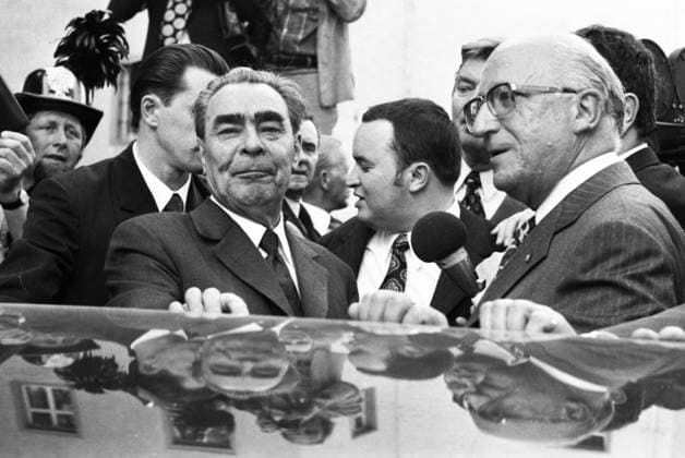 Besuch des sowjetischen Staats- und Parteichefs Leonid Breschnew 1973 DEU, Deutschland, Bonn: Der Besuch des sowjetischen Staats- und Parteichefs Leonid Breschnew in Bonn vom 18.-22.5.1973 war ein Schritt zur Entspannung des Ost-Westverhältnisses von Willy Brandt.Leonid Brreschnew am, Schloß Gymnich. mit Heinz Kuehn. DEU, Germany, Bonn: The visit of the Soviet head of state and party Leonid Brezhnev to Bonn from 18 to 22 May 1973 was a step towards the easing of Willy Brandt s East-West relations. NRW