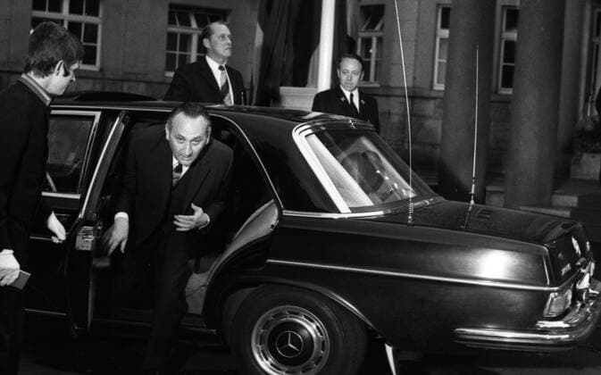 Besuch des sowjetischen Staats- und Parteichefs Leonid Breschnew 1973 DEU, Deutschland, Bonn: Der Besuch des sowjetischen Staats- und Parteichefs Leonid Breschnew in Bonn vom 18.-22.5.1973 war ein Schritt zur Entspannung des Ost-Westverhältnisses von Willy Brandt.Egon Bahr ( Auto am Schloß Gymnich DEU, Germany, Bonn: The visit of the Soviet head of state and party Leonid Brezhnev to Bonn from 18 to 22 May 1973 was a step towards the easing of Willy Brandt s East-West relations. NRW