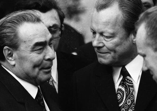 Besuch des sowjetischen Staats- und Parteichefs Leonid Breschnew 1973 DEU, Deutschland, Bonn: Der Besuch des sowjetischen Staats- und Parteichefs Leonid Breschnew in Bonn vom 18.-22.5.1973 war ein Schritt zur Entspannung des Ost-Westverhältnisses von Willy Brandt.Leonid Brreschnew am, Schloß Gymnichmit Willy Brandt (r.) und Heinz-Oskar Vetter ( Ganz r. . DEU, Germany, Bonn: The visit of the Soviet head of state and party Leonid Brezhnev to Bonn from 18 to 22 May 1973 was a step towards the easing of Willy Brandt s East-West relations. NRW