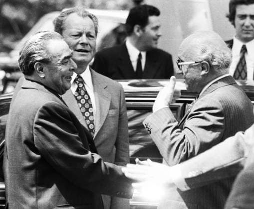 Besuch des sowjetischen Staats- und Parteichefs Leonid Breschnew 1973 DEU, Deutschland, Bonn: Der Besuch des sowjetischen Staats- und Parteichefs Leonid Breschnew in Bonn vom 18.-22.5.1973 war ein Schritt zur Entspannung des Ost-Westverhältnisses von Willy Brandt.Leonid Brreschnew am, Schloß Gymnich. mit Heinz Kuehn. DEU, Germany, Bonn: The visit of the Soviet head of state and party Leonid Brezhnev to Bonn from 18 to 22 May 1973 was a step towards the easing of Willy Brandt s East-West relations. NRW