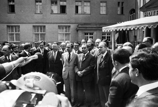 Besuch des sowjetischen Staats- und Parteichefs Leonid Breschnew 1973 DEU, Deutschland, Bonn: Der Besuch des sowjetischen Staats- und Parteichefs Leonid Breschnew in Bonn vom 18.-22.5.1973 war ein Schritt zur Entspannung des Ost-Westverhältnisses von Willy Brandt.Leonid Brreschnew am, Schloß Gymnich und Heinz-Oskar Vetter ( Ganz r. . DEU, Germany, Bonn: The visit of the Soviet head of state and party Leonid Brezhnev to Bonn from 18 to 22 May 1973 was a step towards the easing of Willy Brandt s East-West relations. NRW