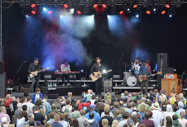 Musikfestival Heimspiel Knyphausen 26 28 July 2019 , concert by Niels Frevert and band on 28 July 2019 Niels Frevert Mitte and band at the music festival Heimspiel Knyphausen 2019 on stage in front of spectators The band includes Stephan Gade Bass, re , Tim Lorenz Drums, 2 v r , Stefan Will Piano, 2 v l and another guitarist li Eltville am Rhein Hessen Germany Draiser Hof