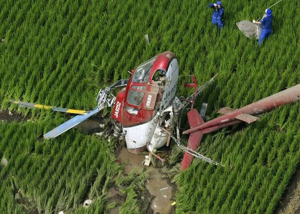 News Themen der Woche KW31 News Bilder des Tages Crop-dusting helicopter crash in Japan Photo taken July 29, 2019, from a Kyodo News helicopter shows a crop-dusting helicopter that crashed into a paddy field in Chikusei, Ibaraki Prefecture, eastern Japan, after it apparently struck a power line. The 49-year-old pilot didn t sustain any life-threatening injuries. 