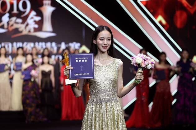(190729) -- SHANGHAI, July 29, 2019 -- The champion Dai Yingming (F) presents trophy and certificate during the 14th China Super Model Final Contest in Shanghai, east China, July 28, 2019. ) CHINA-SHANGHAI-SUPER MODEL CONTEST-FINAL (CN) LiuxYing 