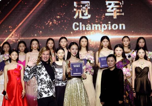 Entertainment Themen der Woche KW31 Entertainment Bilder des Tages (190729) -- SHANGHAI, July 29, 2019 -- The champion Dai Yingming (C) accepts the award and poses for photos during the 14th China Super Model Final Contest in Shanghai, east China, July 28, 2019. ) CHINA-SHANGHAI-SUPER MODEL CONTEST-FINAL (CN) LiuxYing 