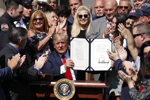 News Themen der Woche KW31 News Bilder des Tages 9 11 responders react after U.S. President Donald Trump signed an act to permanently authorize the September 11th victim compensation fund, in the Rose Garden of the White House in Washington on Monday, July 29, 2019.  WAPG2019072905 YURIxGRIPAS