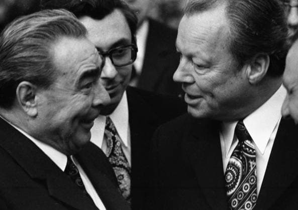 Arrival of the SEintreffen des sowjetischen Staats- und Parteichefs Leonid Breschnew 1973 DEU, Deutschland, Bonn: Bei der Ankunft des sowjetischen Staats- und Parteichefs Leonid Breschnew durch Willy Brandt am 18.5.1973 kam es am Abend beim Abendessen zu einem ersten Treffen der Regierung mit Leonid Breschnew. Leonid Breschnew ( l.) Willy Brandt r. DEU, Germany, Bonn: On the arrival of the Soviet head of state and party Leonid Brezhnev by Willy Brandt on 18.5.1973, the first meeting of the government with Leonid Brezhnev took place during dinner on the evening of May 18, 1973. NRW
