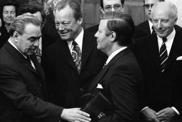 Arrival of the SEintreffen des sowjetischen Staats- und Parteichefs Leonid Breschnew 1973 DEU, Deutschland, Bonn: Bei der Ankunft des sowjetischen Staats- und Parteichefs Leonid Breschnew durch Willy Brandt am 18.5.1973 kam es am Abend beim Abendessen zu einem ersten Treffen der Regierung mit Leonid Breschnew.Leonid Breschnew, Willy Brandt, Helmut Schmidt, Walter Scheel von l. DEU, Germany, Bonn: On the arrival of the Soviet head of state and party Leonid Brezhnev by Willy Brandt on 18.5.1973, the first meeting of the government with Leonid Brezhnev took place during dinner on the evening of May 18, 1973. *** Local Caption *** Leonid: Helmut , wo hast Du diese schoene Tasche gekauft ? ( Scherz!!) NRW