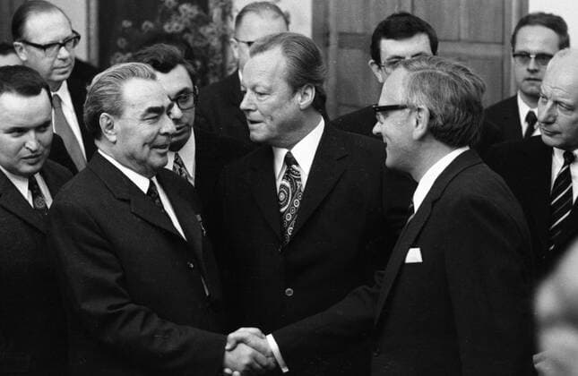 Arrival of the SEintreffen des sowjetischen Staats- und Parteichefs Leonid Breschnew 1973 DEU, Deutschland, Bonn: Bei der Ankunft des sowjetischen Staats- und Parteichefs Leonid Breschnew durch Willy Brandt am 18.5.1973 kam es am Abend beim Abendessen zu einem ersten Treffen der Regierung mit Leonid Breschnew.Leonid Breschnew, Willy Brandt,Guenther Gauss, Walter Scheel von l. DEU, Germany, Bonn: On the arrival of the Soviet head of state and party Leonid Brezhnev by Willy Brandt on 18.5.1973, the first meeting of the government with Leonid Brezhnev took place during dinner on the evening of May 18, 1973. NRW