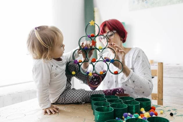 IMAGO Nature: Unsere Erde, Umweltverträgliche Herausforderungen, Recycling Mother and daughter doing crafts at home with accessories to make a Christmas tree model released Symbolfoto property released  JRFF03268