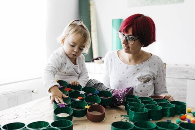 IMAGO Creative: Clickbait, Deko Ideen für Zuhause Mother and daughter doing crafts at home with accessories to make a Christmas tree model released Symbolfoto property released  JRFF03269