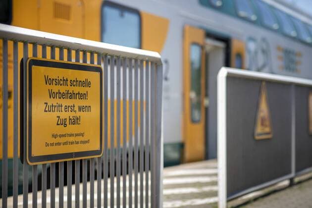 A sign is attached to a barrier with the inscription Beware of fast pass-by Access only when train stops Neustadt Dosse , 26 07 2019 Neustadt Dosse Germany Copyright: xJaninexSchmitz photothek.netx
