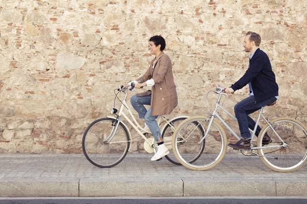 Couple with bikes in Barcelona model released Symbolfoto  JSRF00352